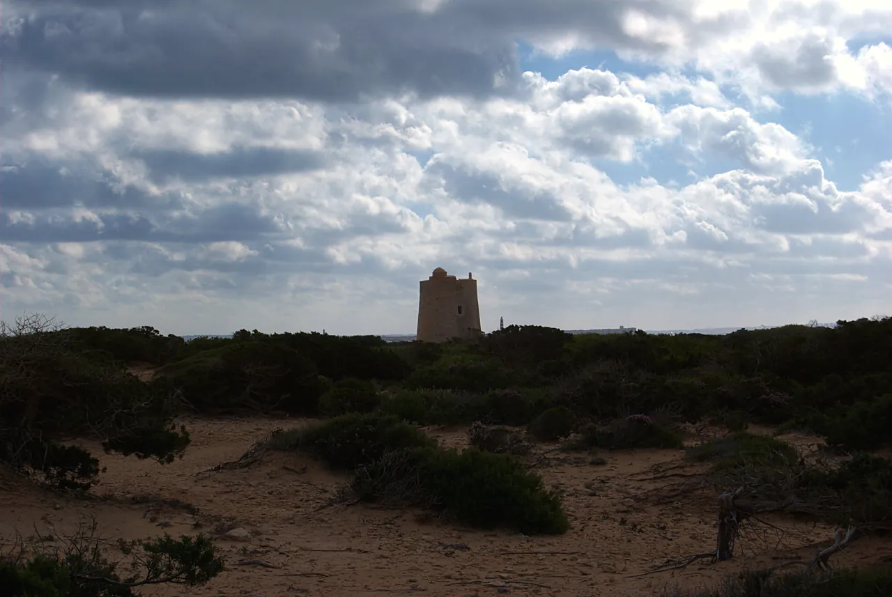 Torre de ses Portes 14 Torre de ses Portes entre las dunas y la sabina bajo nubes