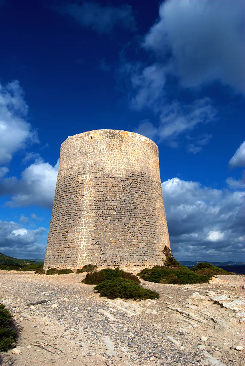 Torre de ses Portes 12 Torre de ses Portes sobre las rocas bajo un cielo de nubes