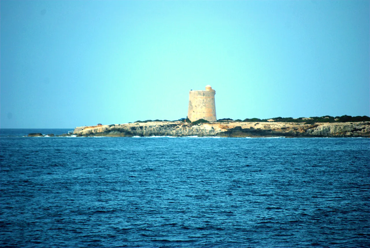 Torre de ses Portes 13 Torre de ses Portes en la punta rocosa vista desde el mar